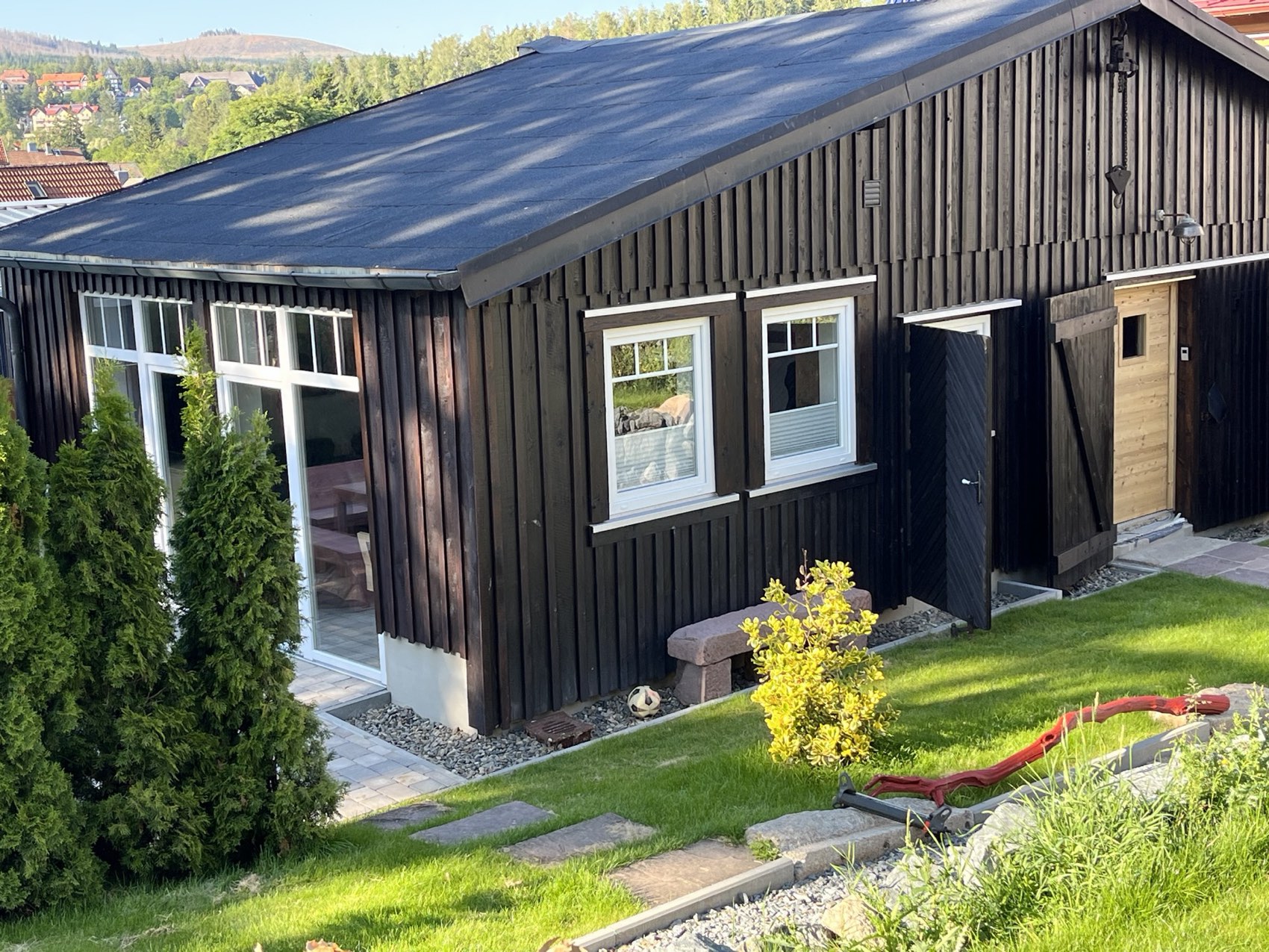 Berg-Atelier – Wohnbereich mit historischen Baumaterialien