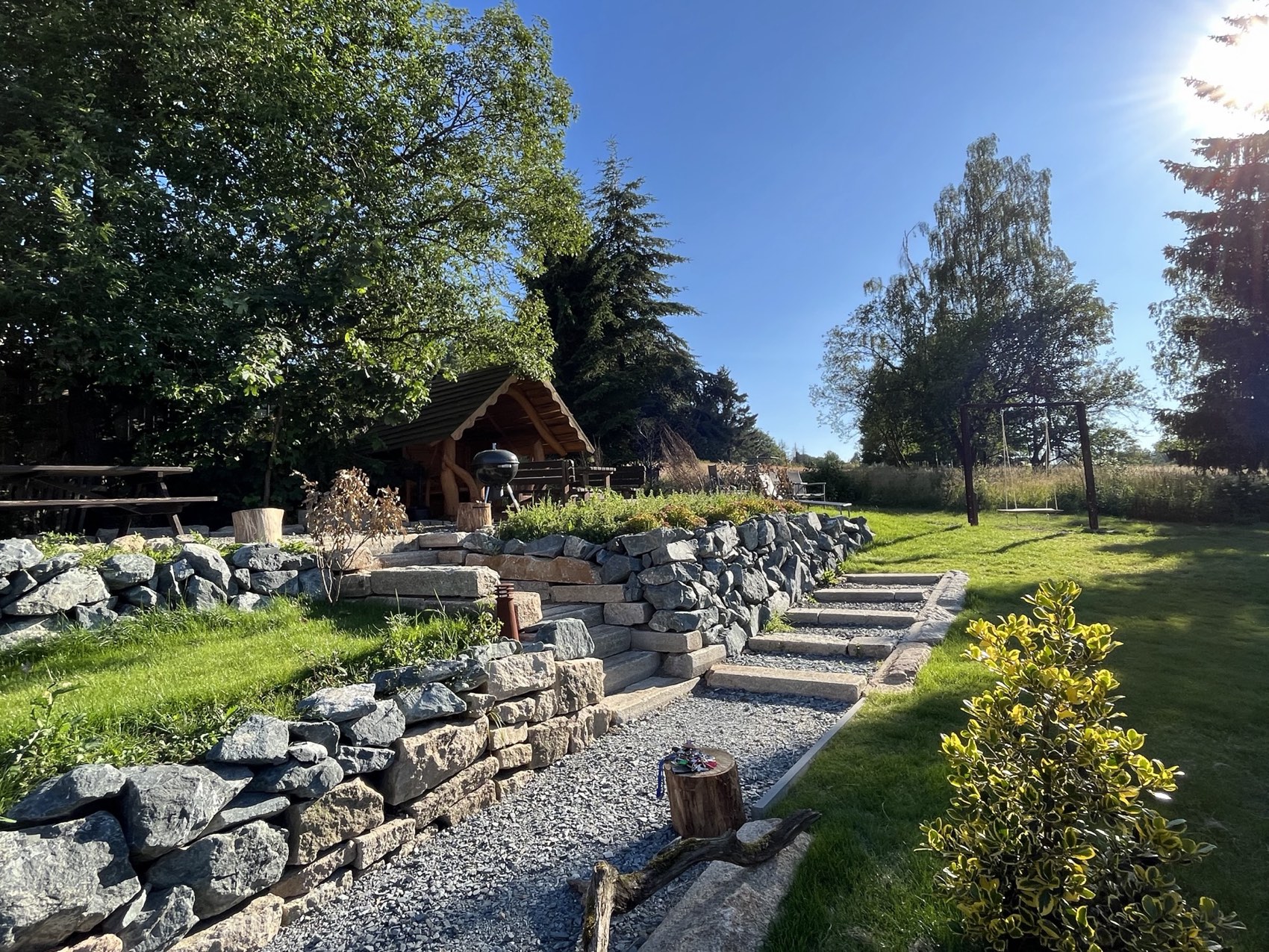 Neu angelegter Garten mit Grillplatz und Sitzgelegenheiten